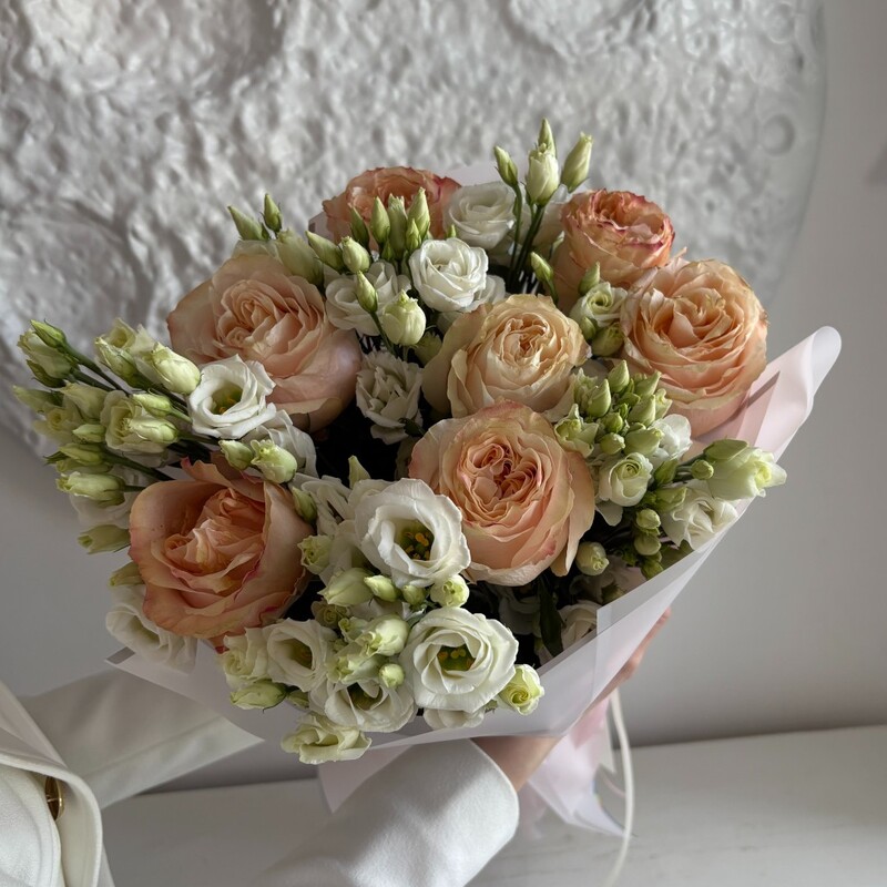 Букет с розами и эустомой