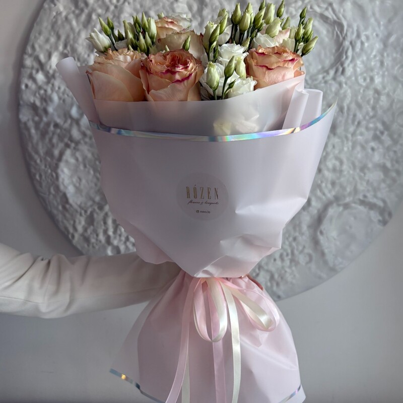 Букет с розами и эустомой