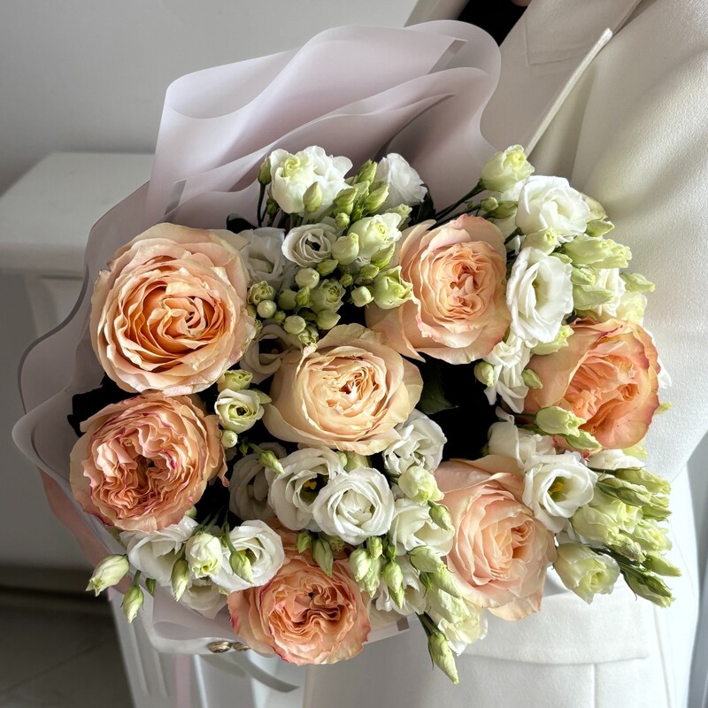 Букет с розами и эустомой