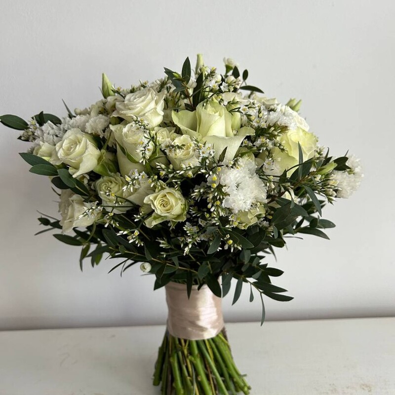Букет невесты в белозеленых тонах