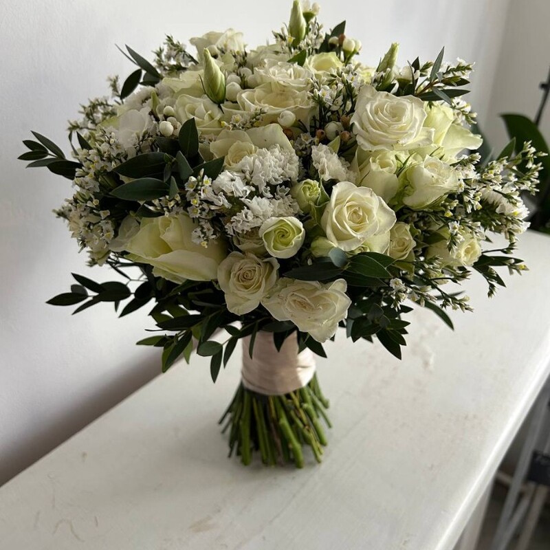 Букет невесты в белозеленых тонах