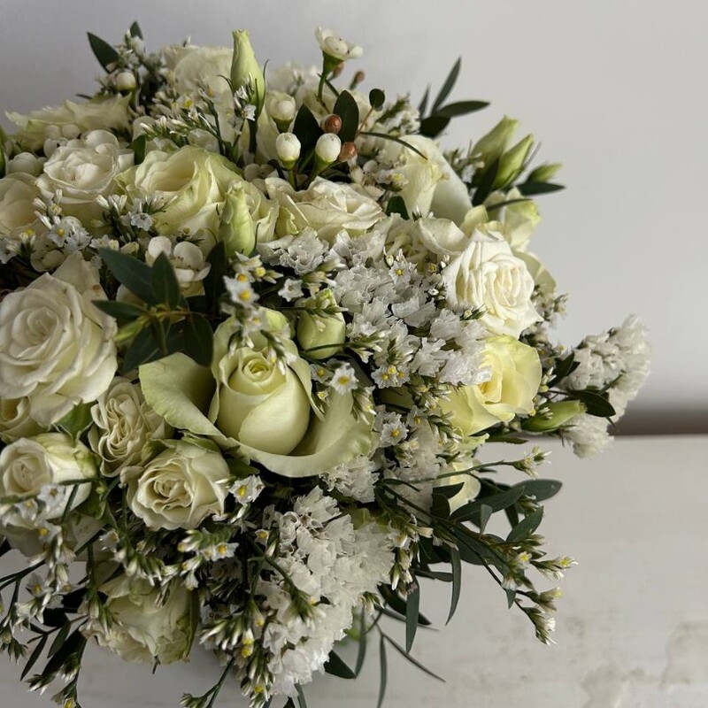 Букет невесты в белозеленых тонах