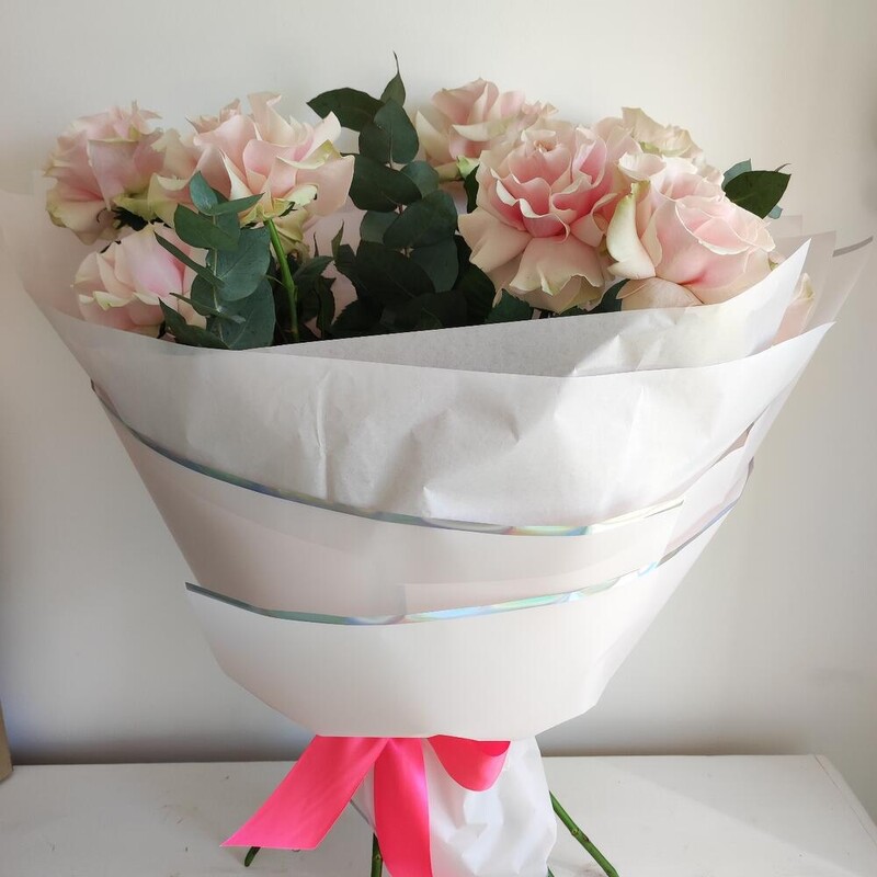 Букет розовых французских роз с эвкалиптом