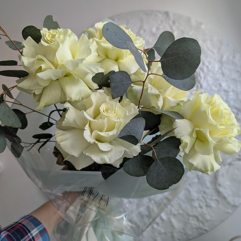 Белые розы с эвкалиптом в упаковке