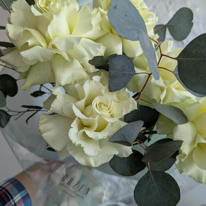 Белые розы с эвкалиптом в упаковке