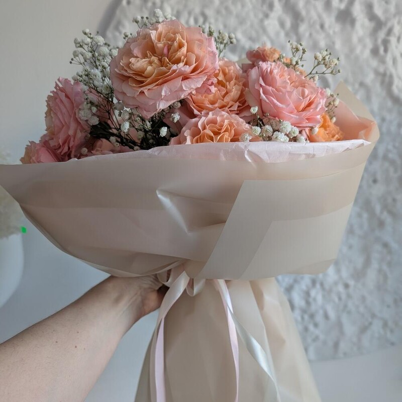 Розы пионовидные с гипсофилой