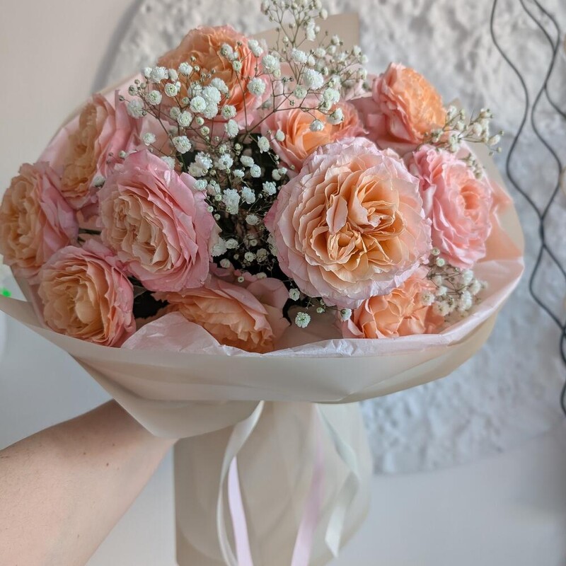 Розы пионовидные с гипсофилой