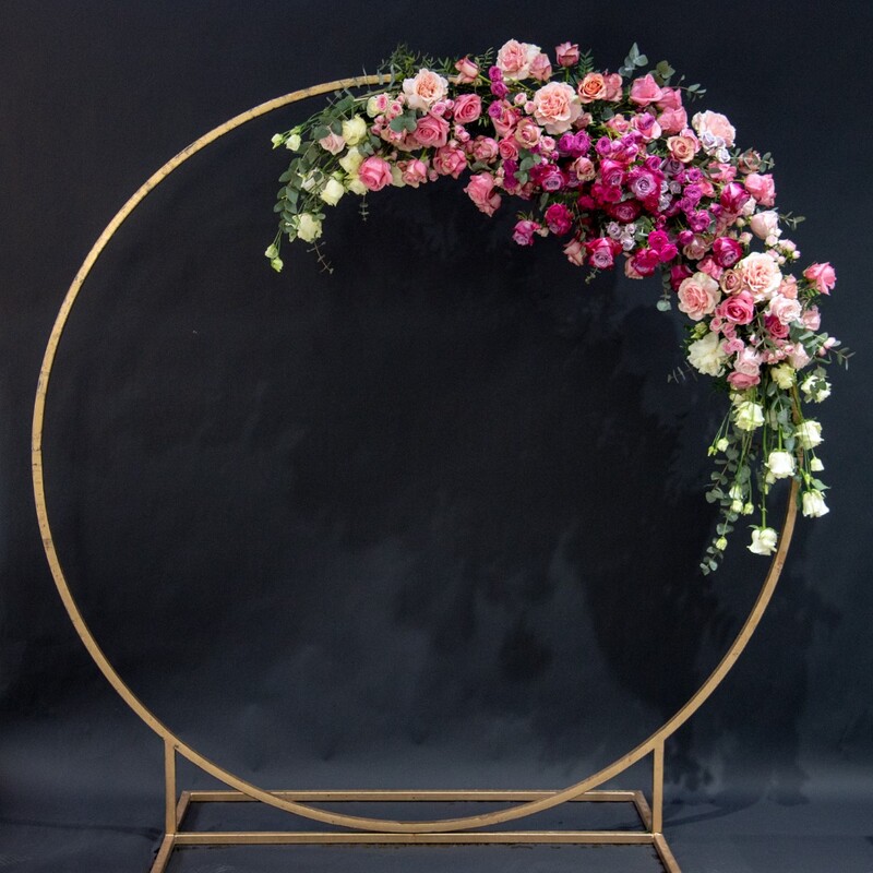 Фотозона арка из живых цветов