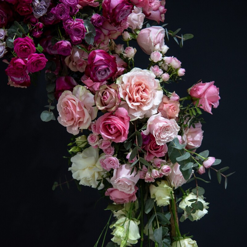 Фотозона арка из живых цветов