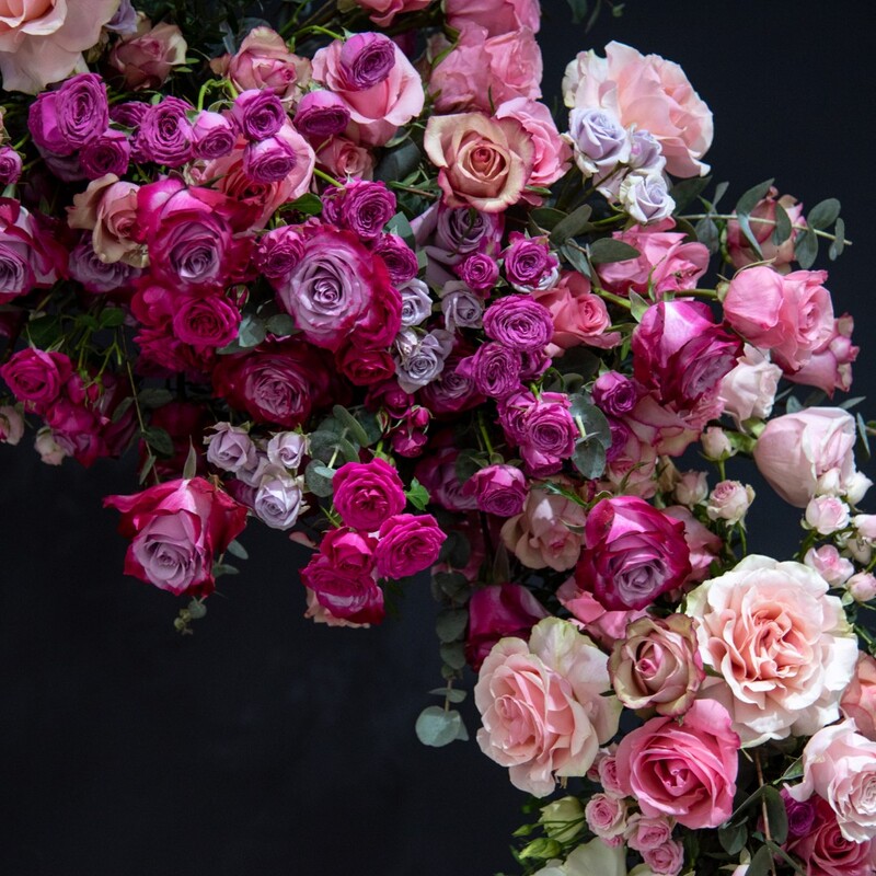 Фотозона арка из живых цветов