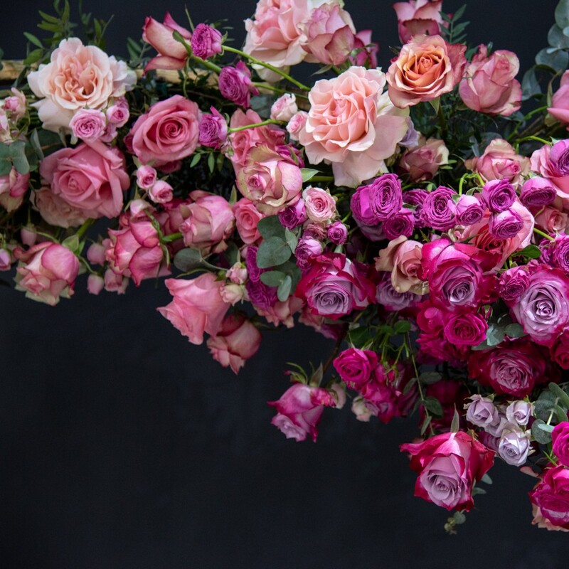 Фотозона арка из живых цветов