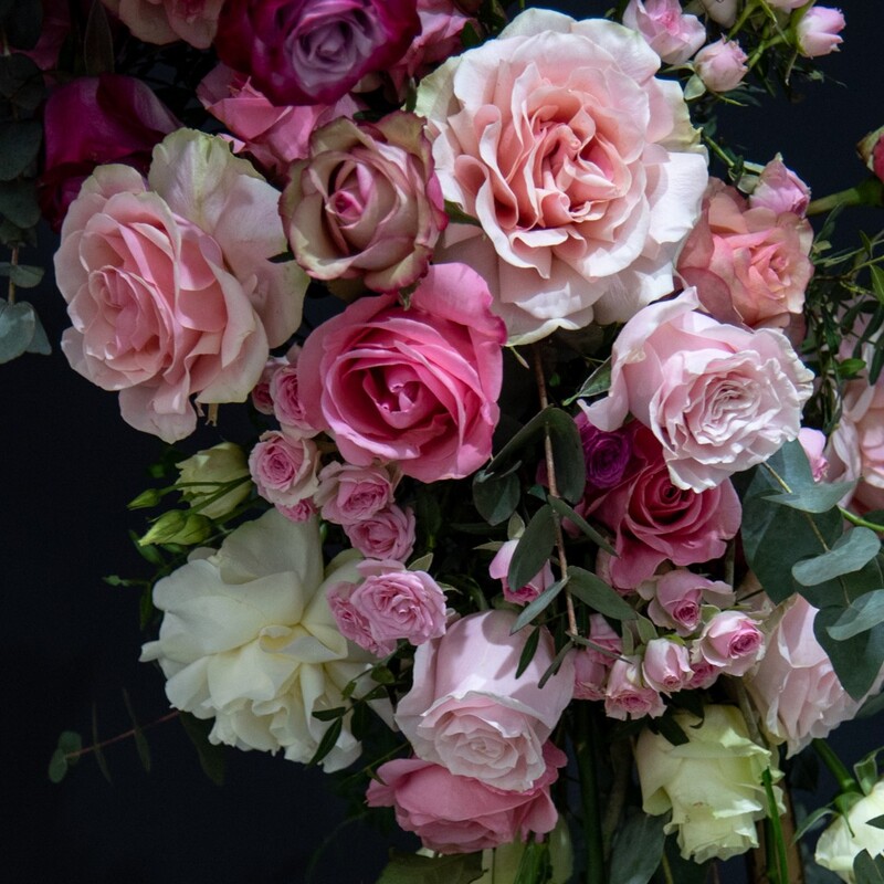 Фотозона арка из живых цветов