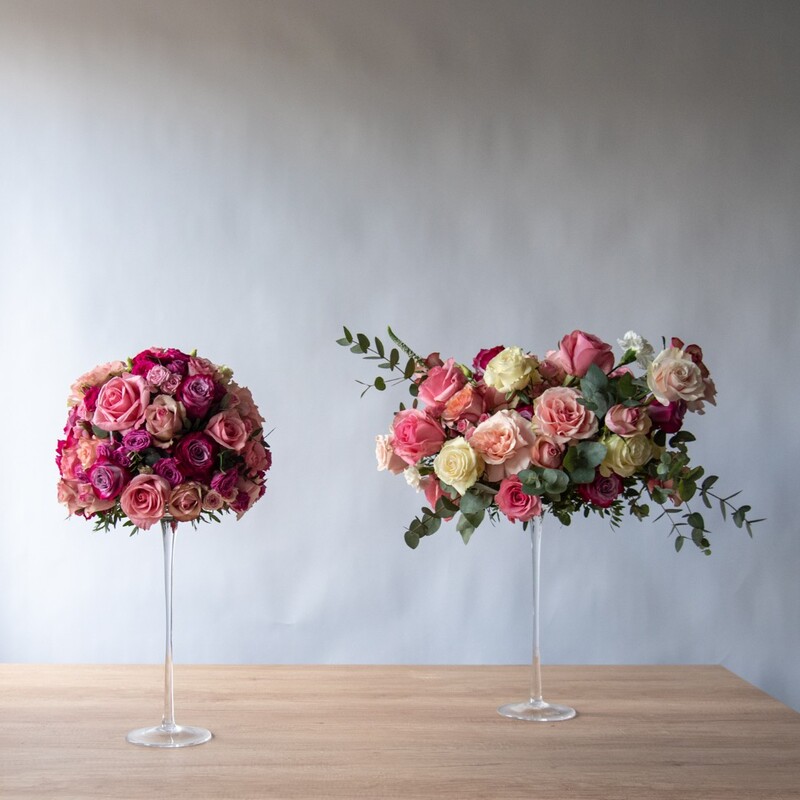 Композиция из живых цветов для украшения стола