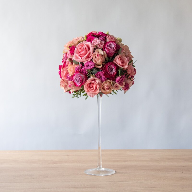 Композиция из живых цветов для украшения стола