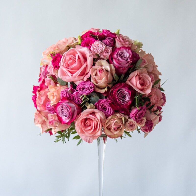 Композиция из живых цветов для украшения стола