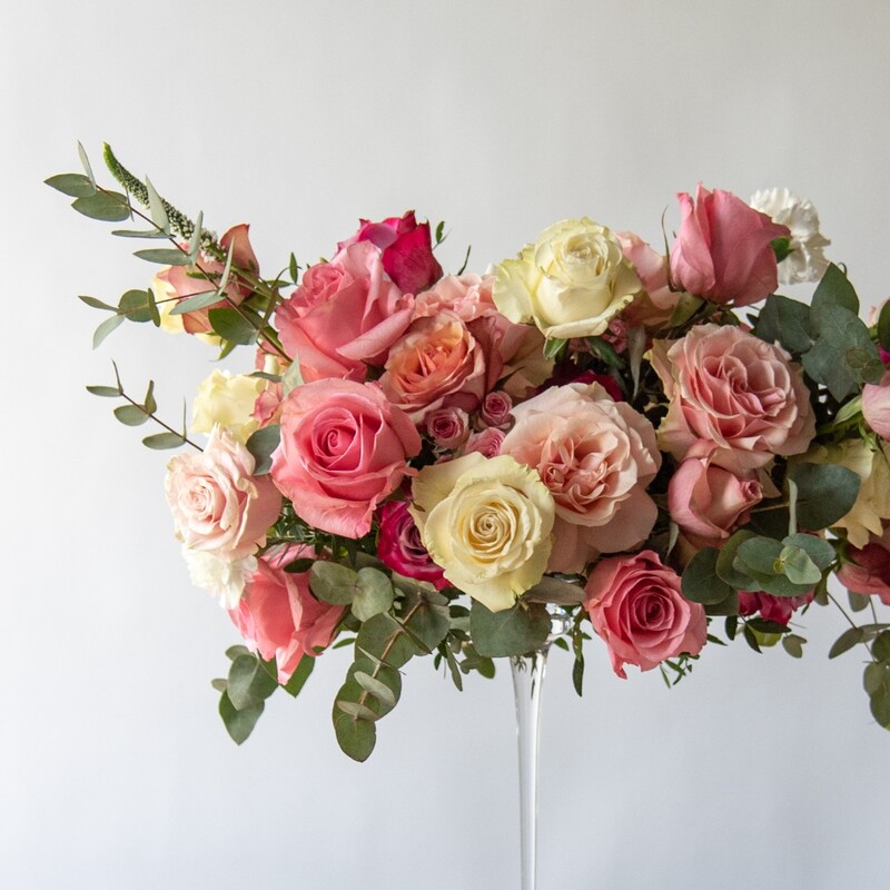 Композиция из живых цветов для украшения стола #2