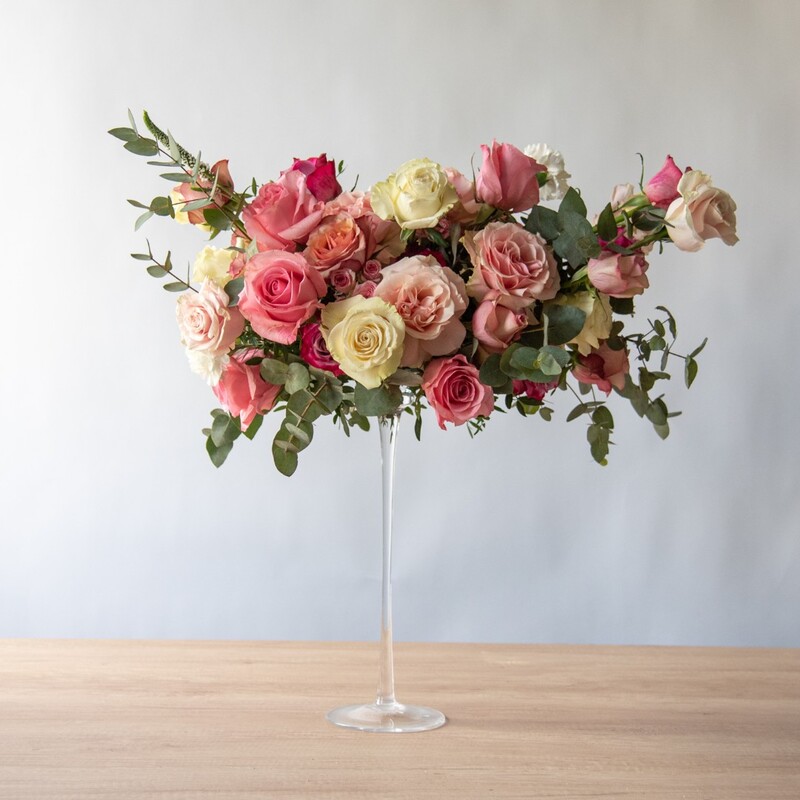 Композиция из живых цветов для украшения стола #2