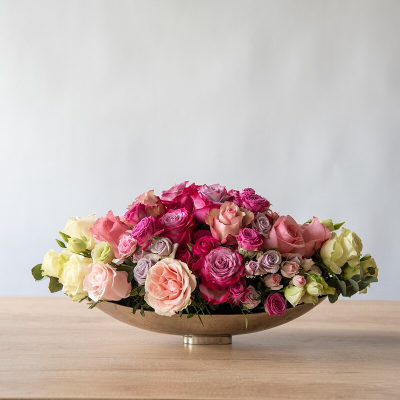 Композиция из живых цветов для украшения стола #3