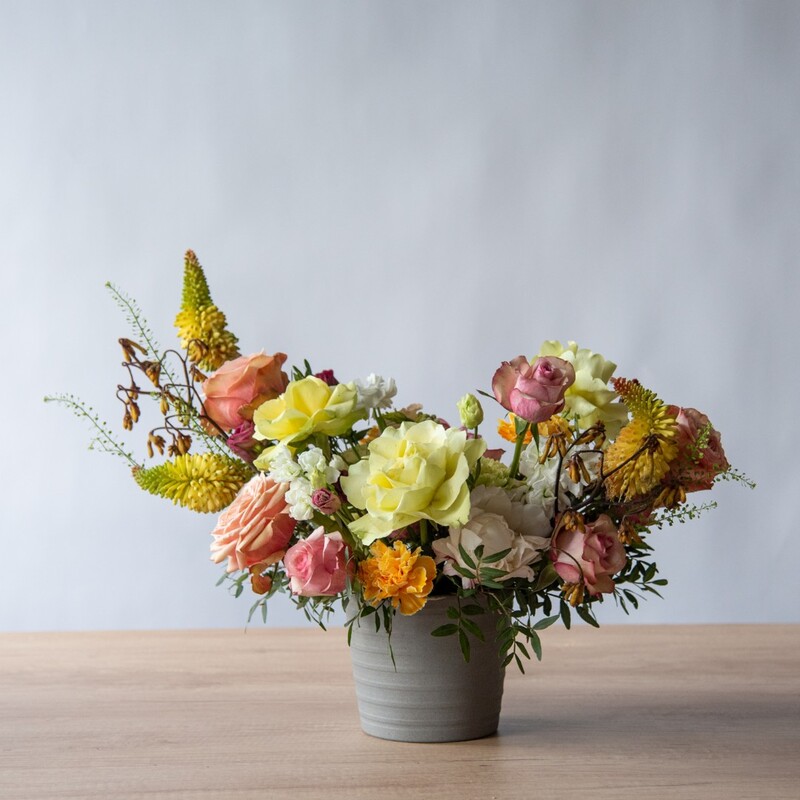 Композиция из живых цветов для украшения стола #5