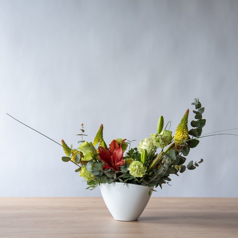 Композиция из живых цветов для украшения стола #6