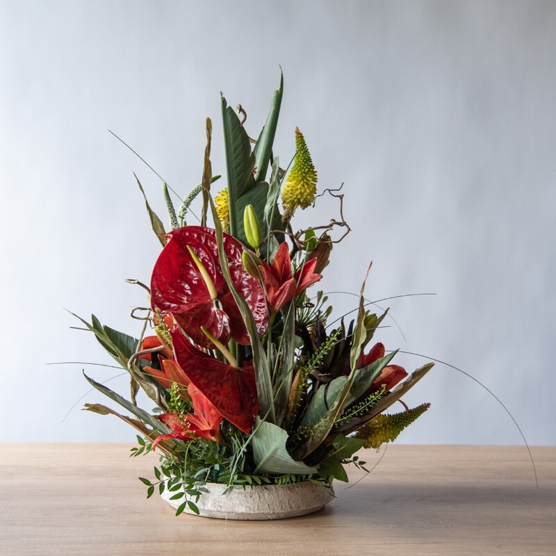 Композиция из живых цветов для украшения стола #7