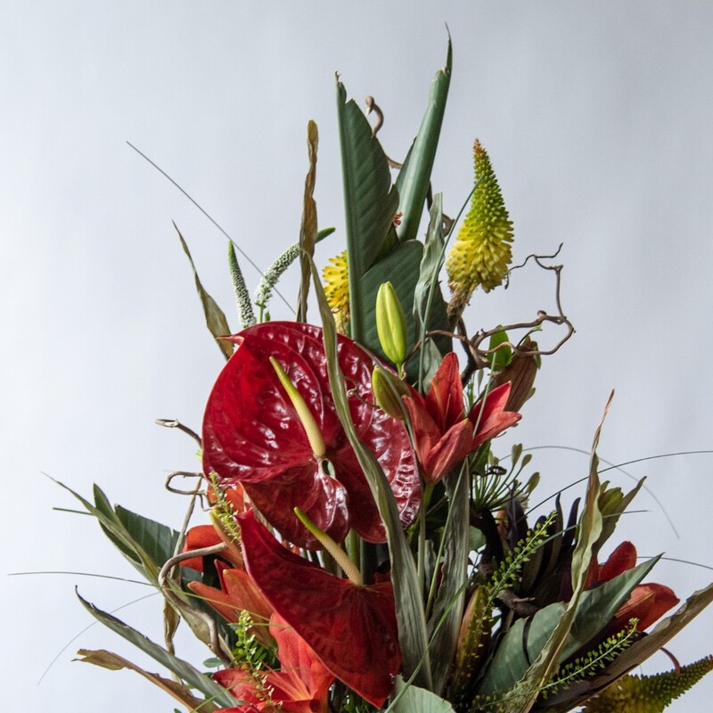 Композиция из живых цветов для украшения стола #7