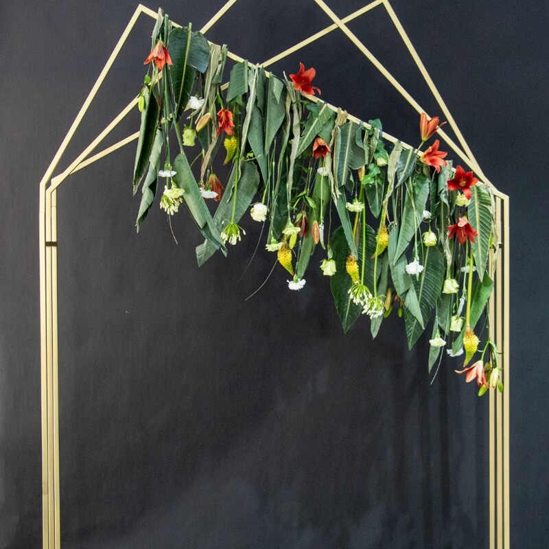 Фотозона арка из живых цветов #2