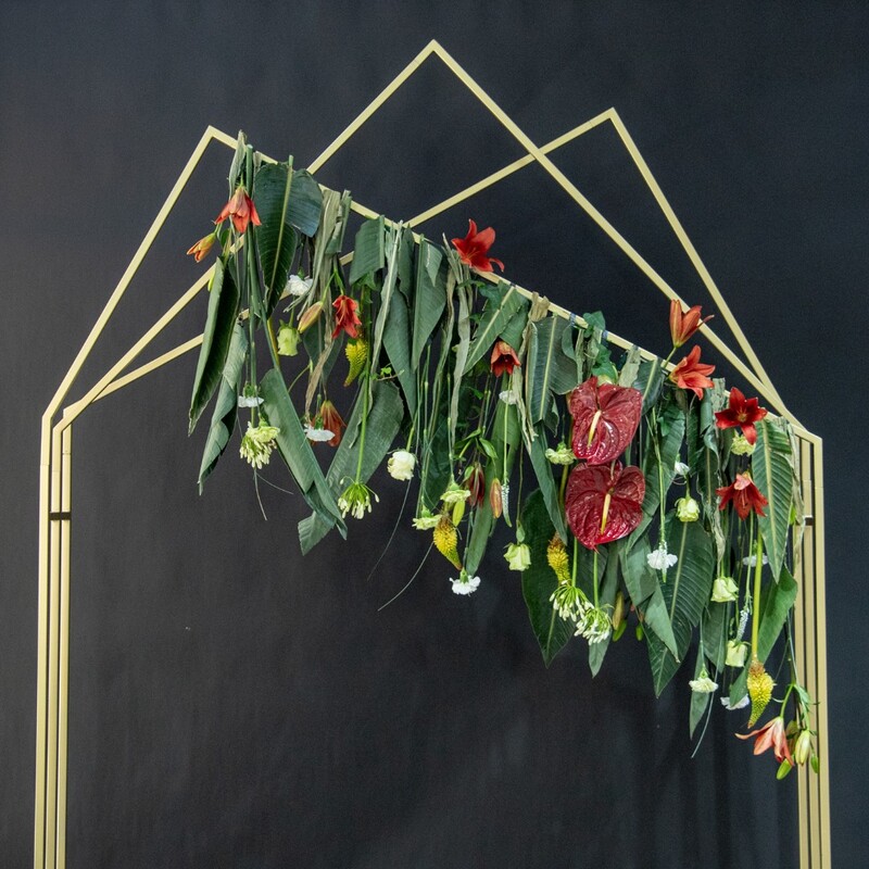 Фотозона арка из живых цветов #2