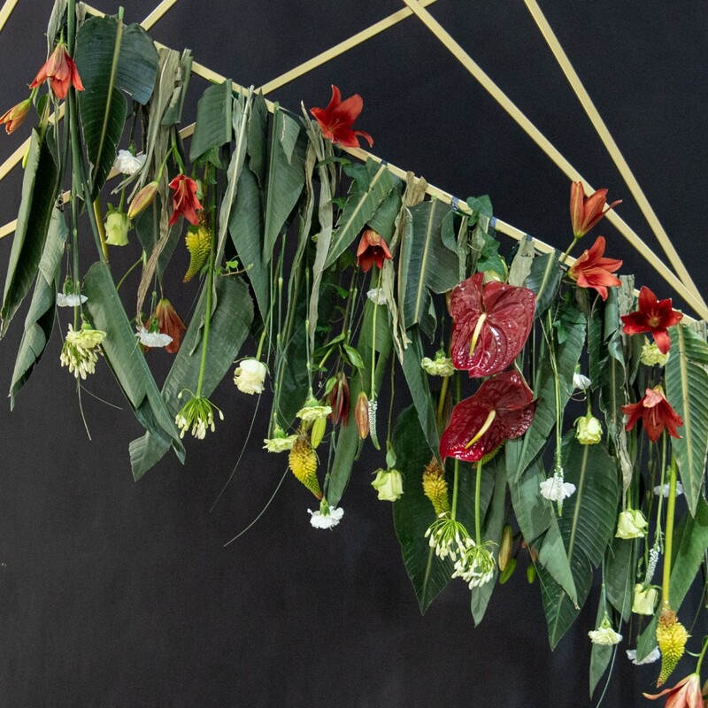 Фотозона арка из живых цветов #2