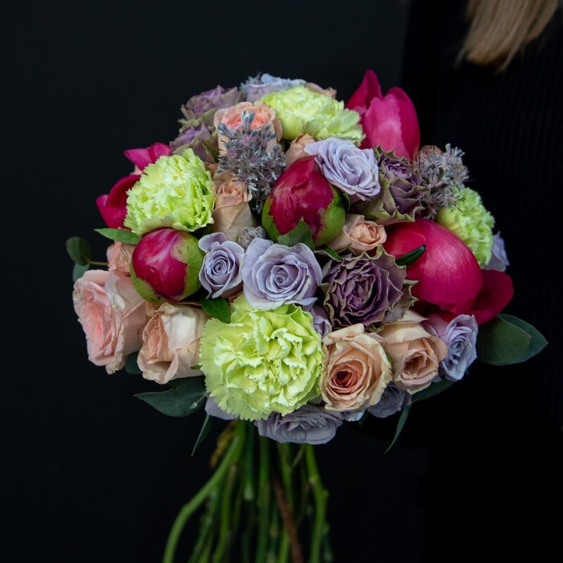 Букет невесты яркий с пионами