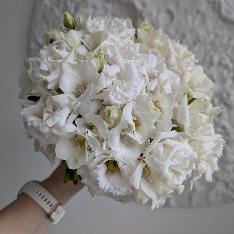 Букет невесты фрезии и эустома