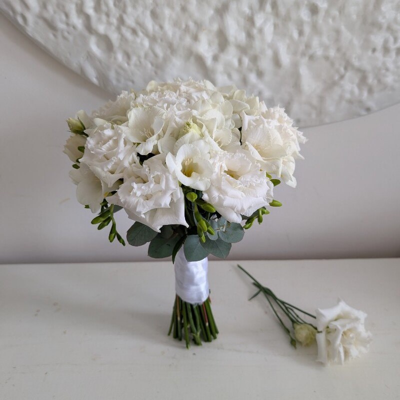 Букет невесты фрезии и эустома