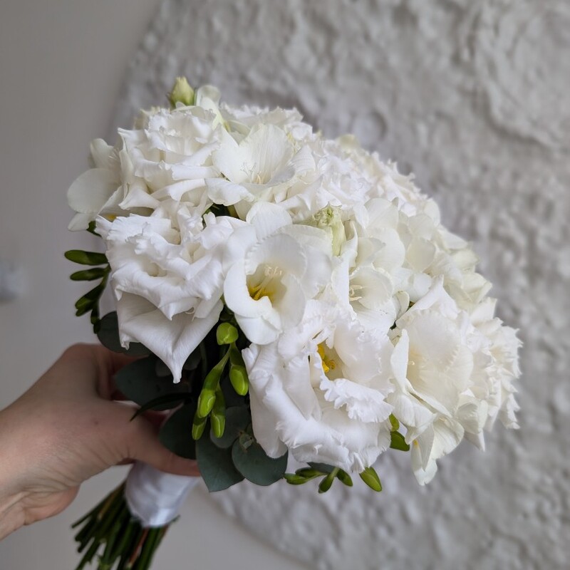 Букет невесты фрезии и эустома