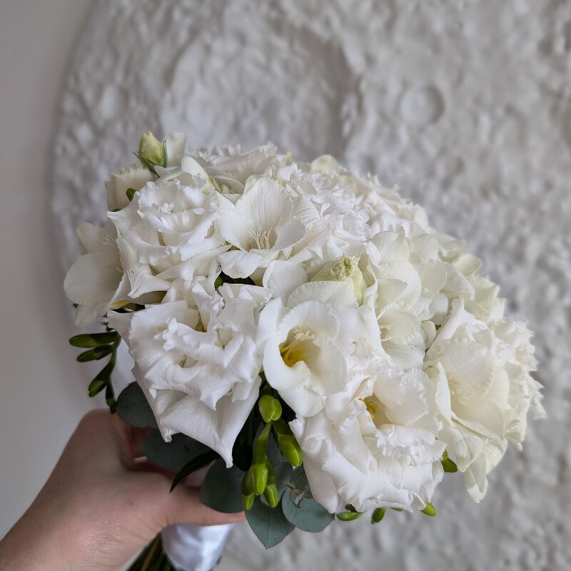 Букет невесты фрезии и эустома