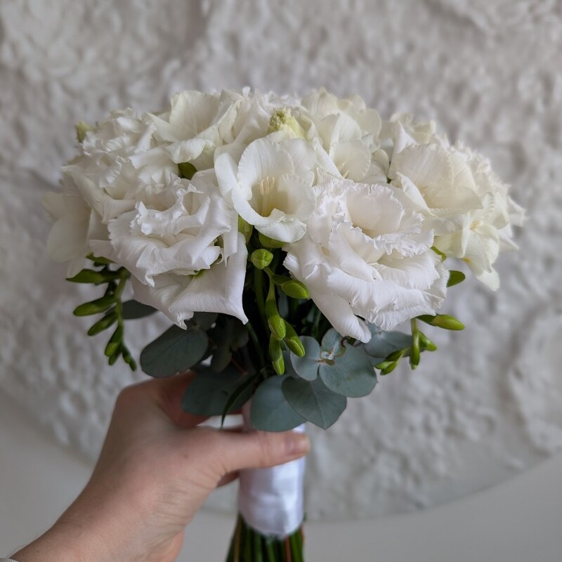 Букет невесты фрезии и эустома