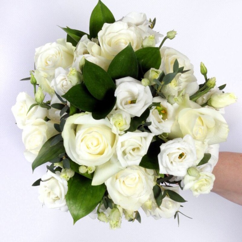 Букет невесты розы и рускус