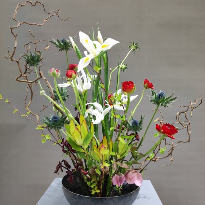 Композиция из живых цветов для украшения стола на кензане