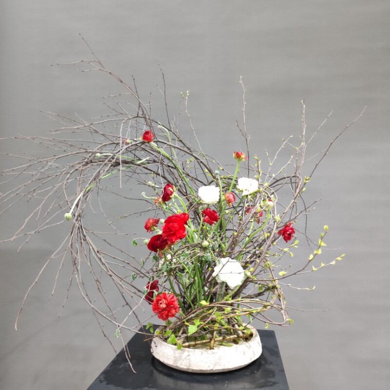 Композиция из живых цветов для украшения стола на кензане #1