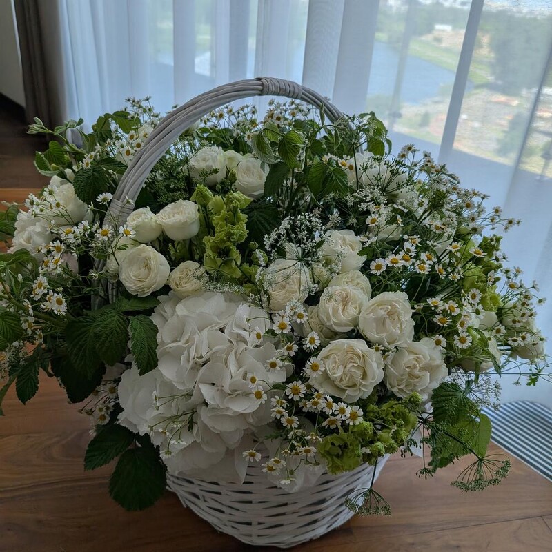 Корзина цветов большая в бело-розовых тонах