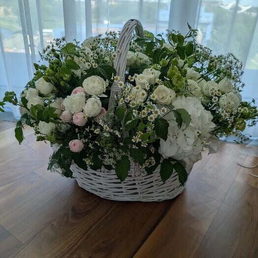 Корзина цветов большая в бело-розовых тонах