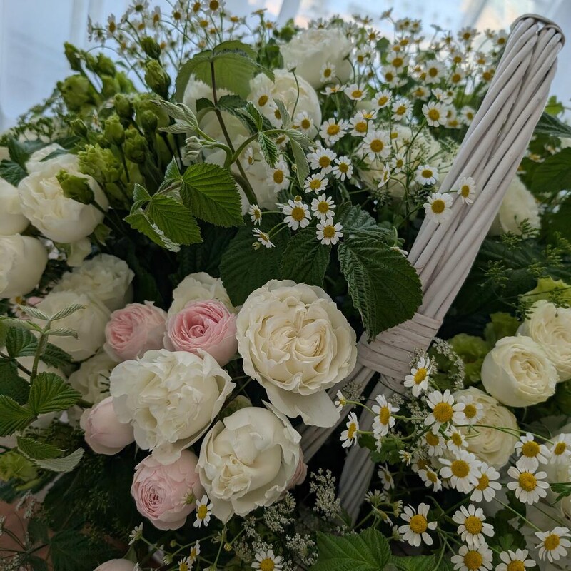 Корзина цветов большая в бело-розовых тонах