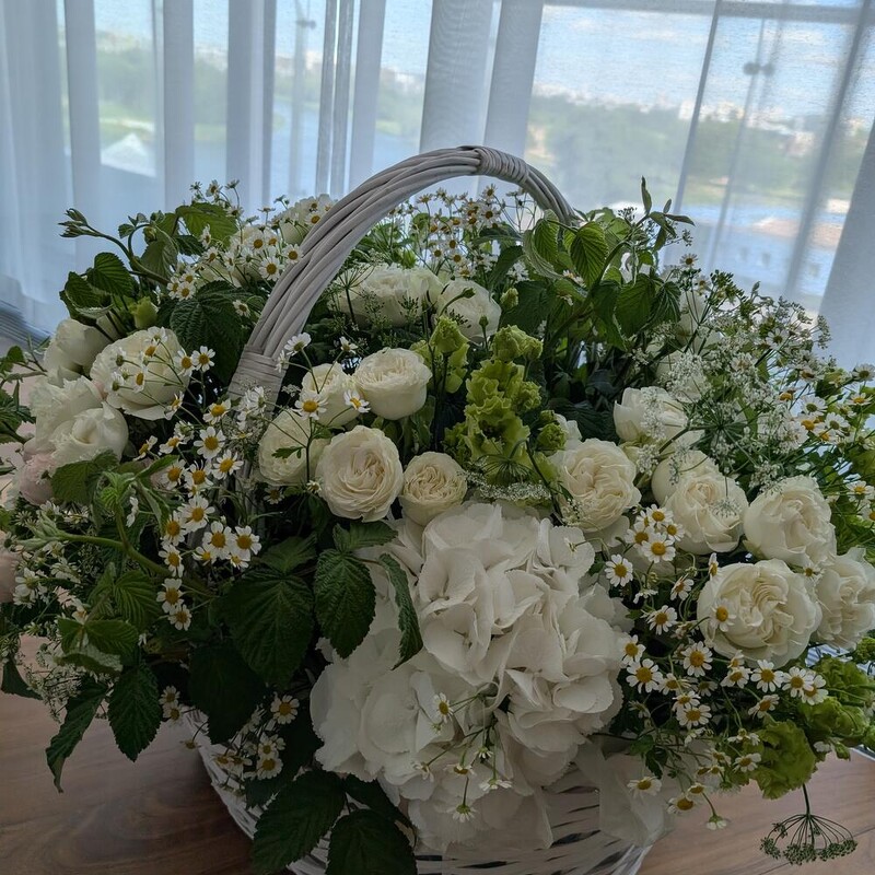 Корзина цветов большая в бело-розовых тонах