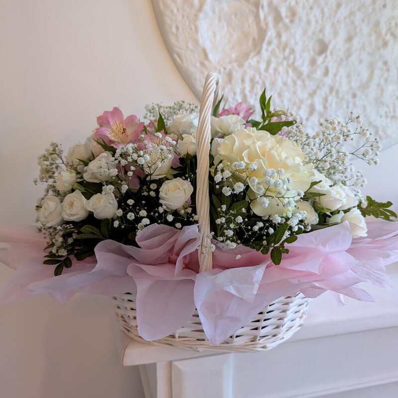 Корзина цветов  в нежно-розовых тонах