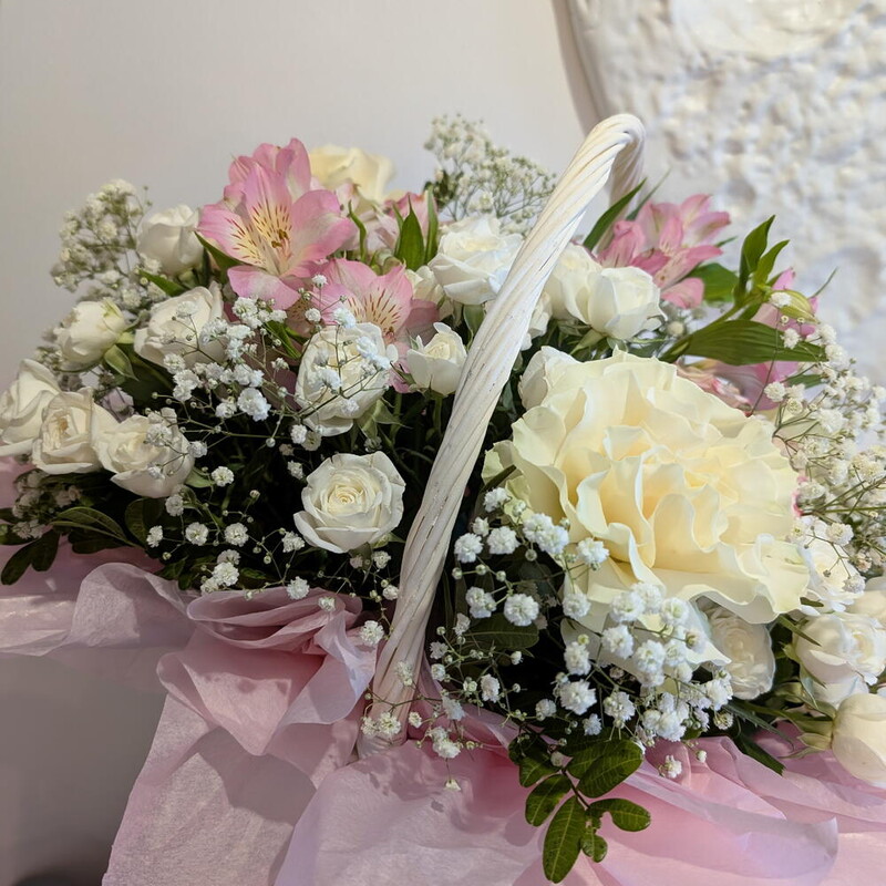 Корзина цветов  в нежно-розовых тонах