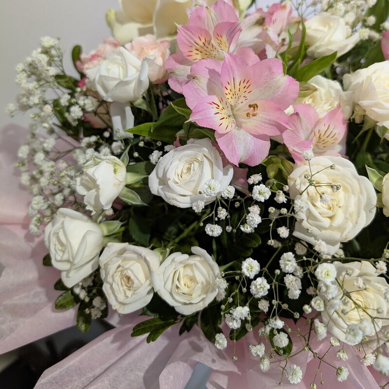 Корзина цветов  в нежно-розовых тонах