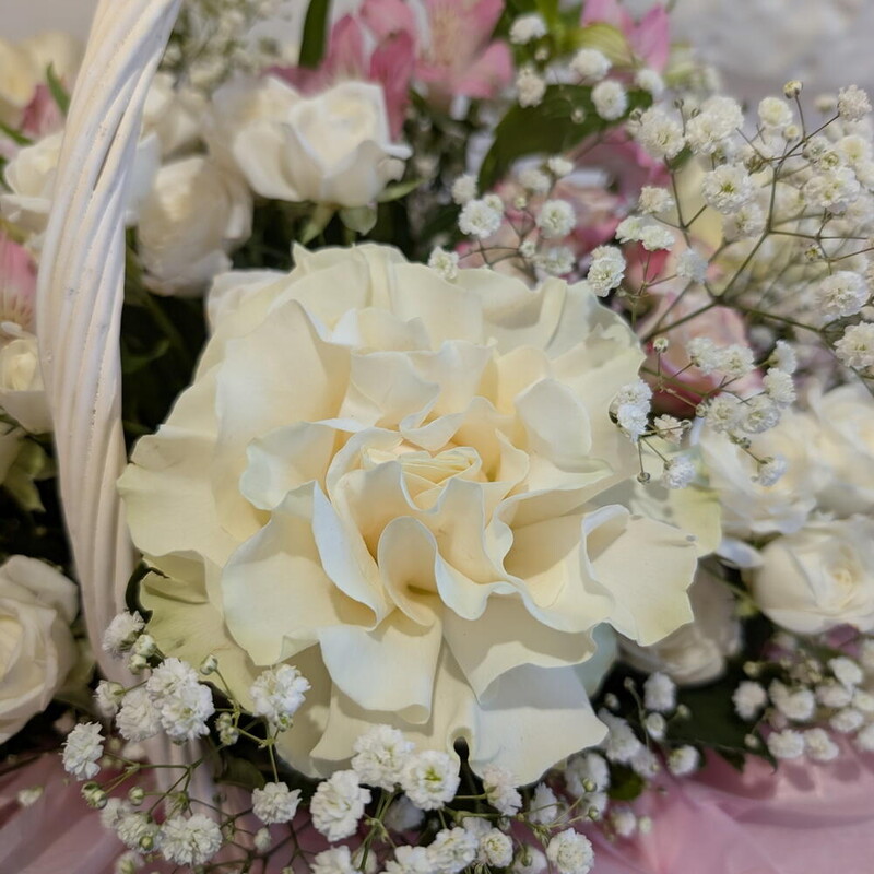 Корзина цветов  в нежно-розовых тонах