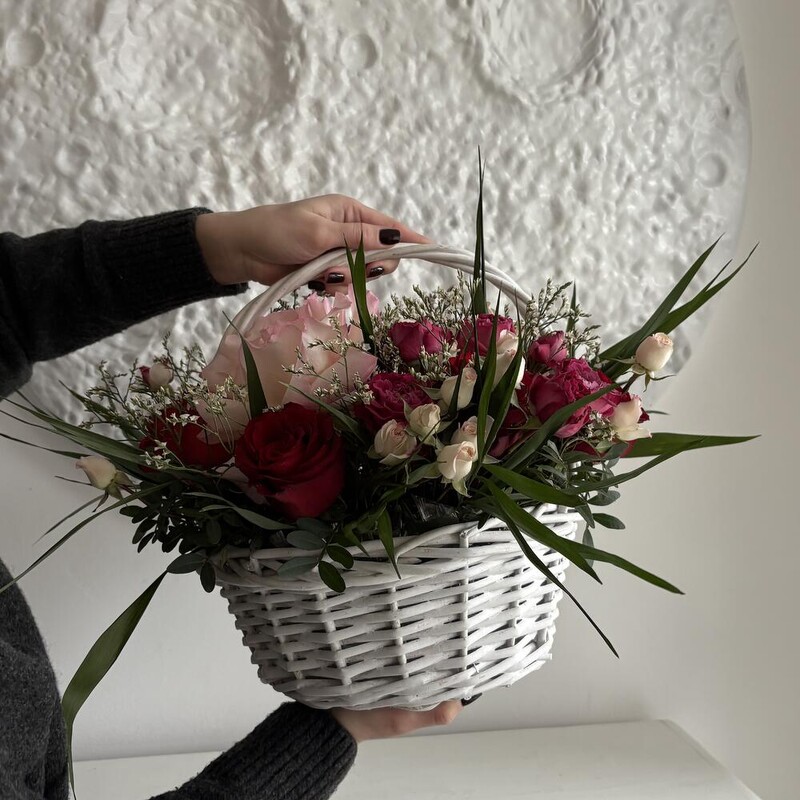 Корзина цветов  с красными розами
