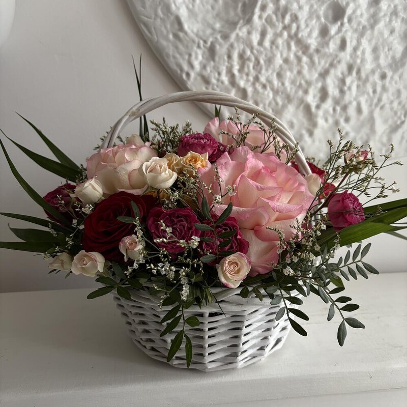 Корзина цветов  с красными розами