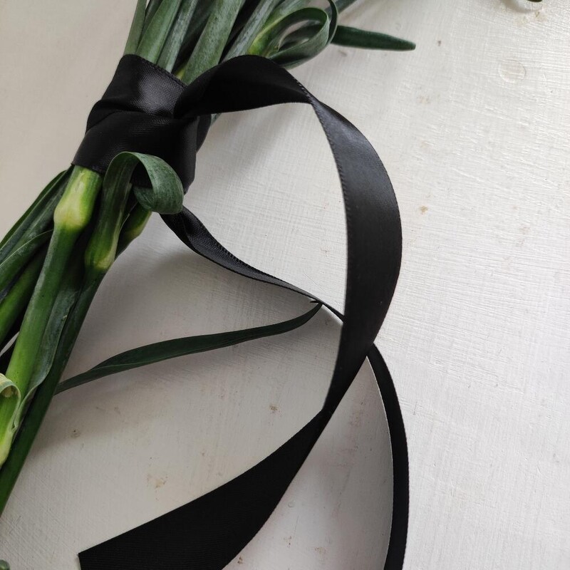 Гвоздика с лентой