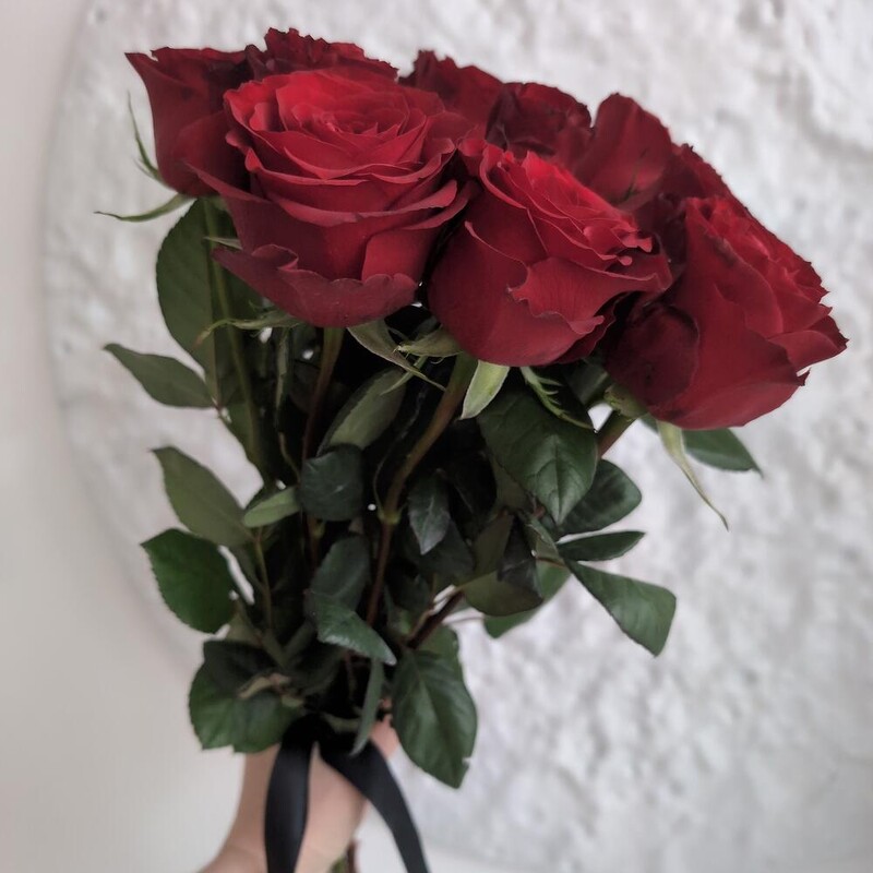 Розы красные с лентой